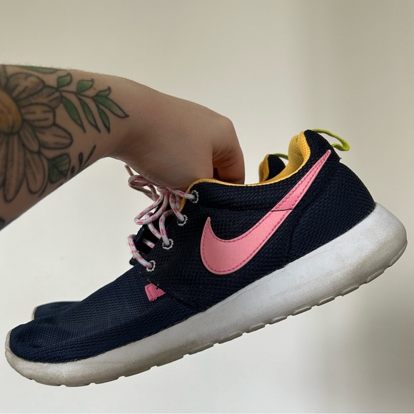 NIKE Roshe Run Running Low Navy Pink Shoes - Picture 6 of 9
